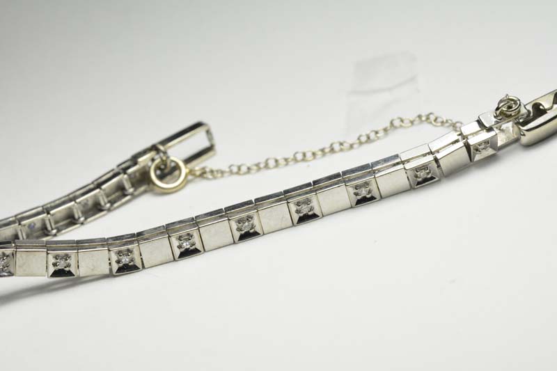 Ladies Vintage Hamilton Platinum & Gold Diamond Wristwatch F-G Color VS Clarity - Image 7