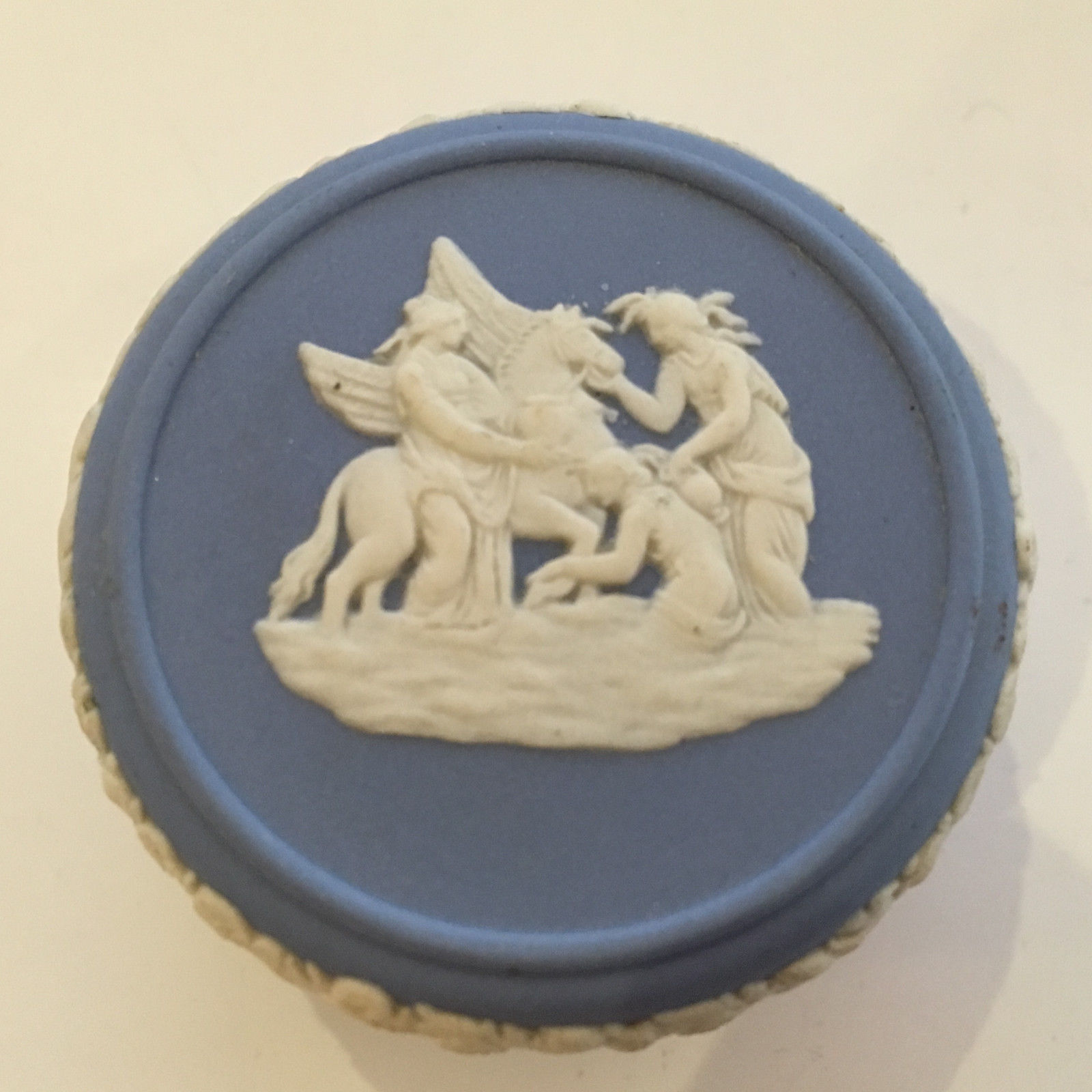 英国ヴィンテージジュエリーボックスBRAVINGTONS 1953 Wedgwood Blue Jasperware Circular Pegasus Trinket Box