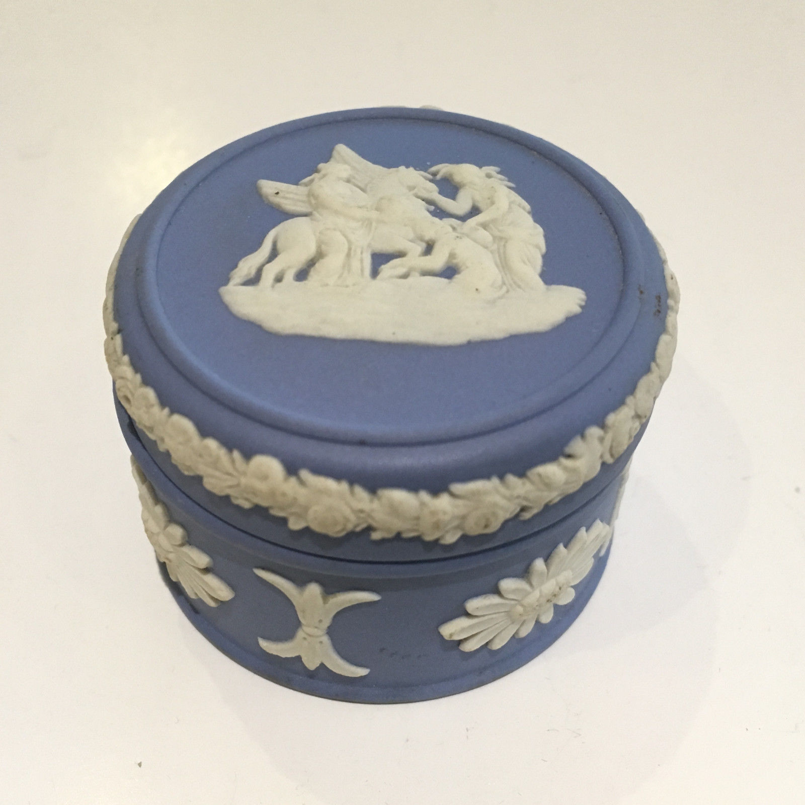 英国ヴィンテージジュエリーボックスBRAVINGTONS 1953 Wedgwood Blue Jasperware Circular Pegasus Trinket Box